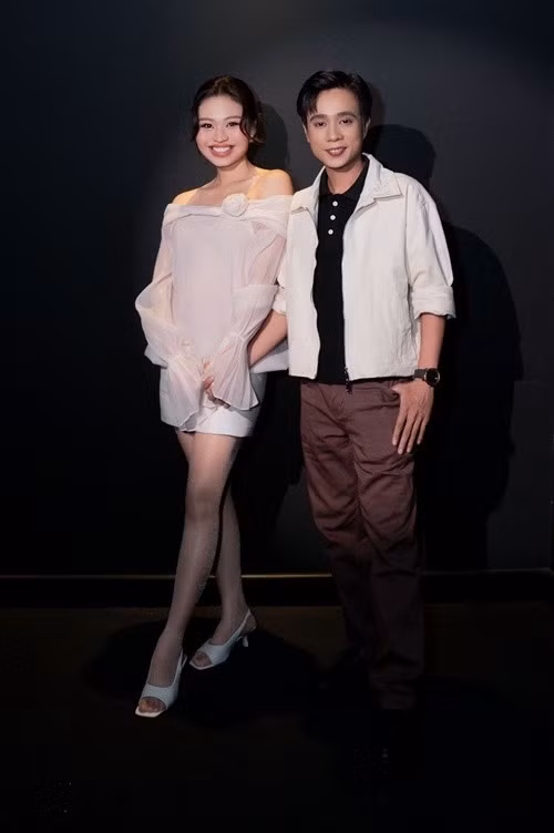 Trước khi nữ diễn viên xác nhận mang thai, nhiều cư dân mạng đã đặt nghi vấn cô có tin vui khi thấy Lê Lộc trông đầy đặn hơn và thường xuyên chọn trang phục giấu vòng hai.