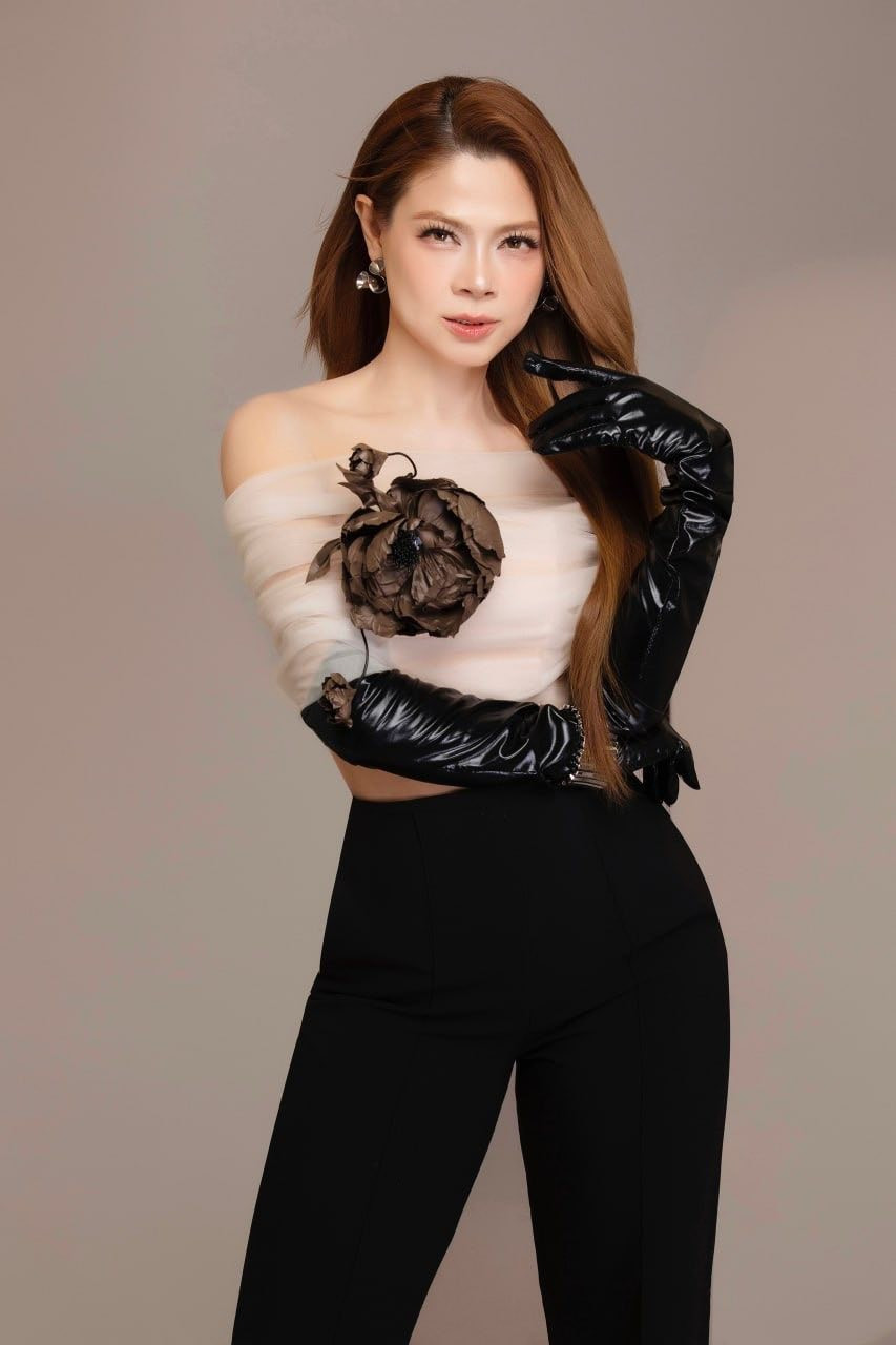 Thanh Thảo bắt đầu đi hát vào năm 1993, nổi tiếng năm 2000. Cô được các nhạc sĩ như Đức Trí, Phương Uyên, Lê Quang, Nguyễn Hà hỗ trợ.