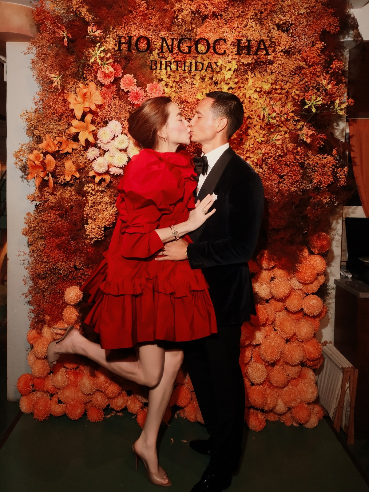 Từ năm 2017, Hồ Ngọc Hà gắn bó với diễn viên, người mẫu Kim Lý. Cặp đôi có hai người con chung: Lisa và Leon. Kim Lý không chỉ khéo chăm con mà chiều chuộng Hà Hồ.