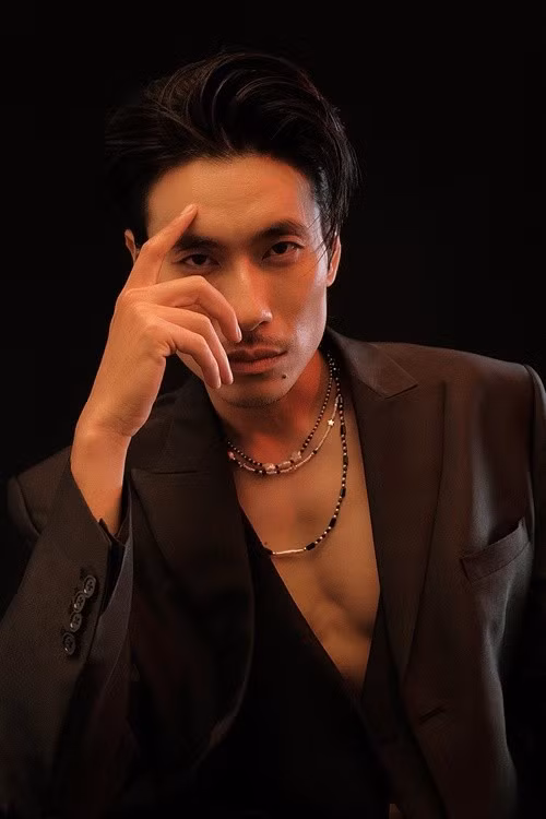 Theo Vietnamnet, vài tháng trước khi Con kể ba nghe bấm máy, Kiều Minh Tuấn nặng 85kg. Để phù hợp với thể trạng 1 nghệ sĩ xiếc, anh giảm 26kg. Nam diễn viên tập tạ, chạy bộ, gập bụng, tuân thủ chế độ ăn uống khoa học dưới sự giám sát của chuyên gia thể hình và sức khỏe. Ảnh: FB Kiều Minh Tuấn.