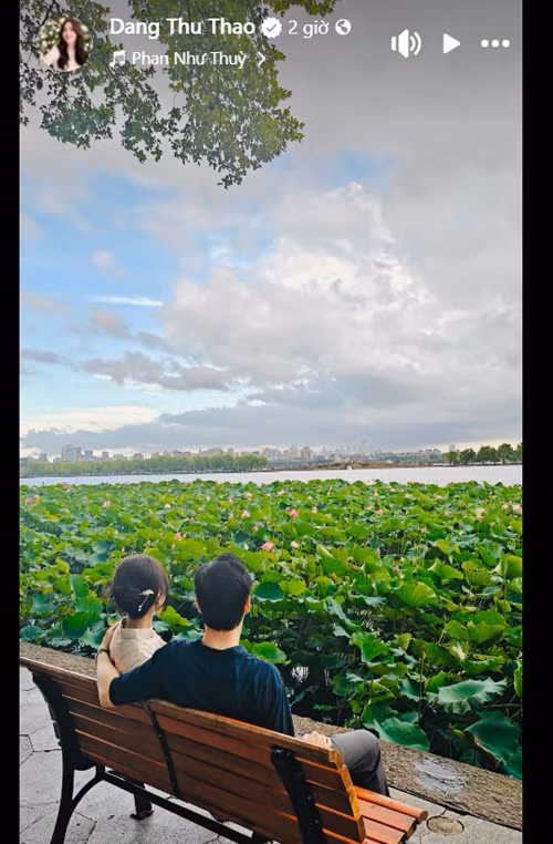 Mới đây, nàng hậu khoe khoảnh khắc cùng chồng ngắm cảnh. Ảnh: FB Thu Thảo.
