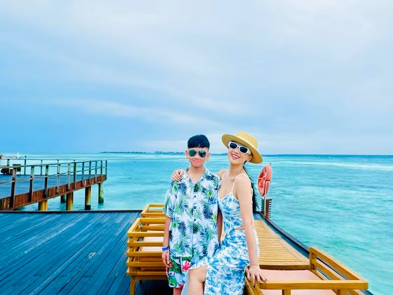 Bé Chum Chum thường xuyên đi du lịch nước ngoài cùng bố mẹ. Ảnh: FB Lã Thanh Huyền.