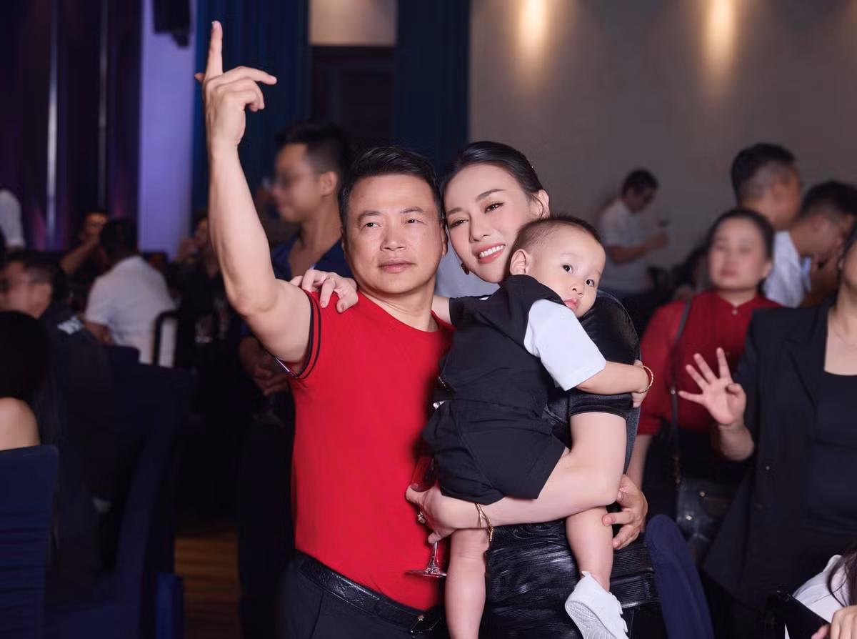 "Anh Bình bảo tôi phải diễn tình cảm chân thật lên, hôn cũng phải chân thật, không được nhạt nhòa đâu, nhưng sau lại hỏi phim này có cảnh nóng không. Dù nói như vậy, nhưng anh ấy thực ra vẫn để tâm", Phương Oanh cho biết.