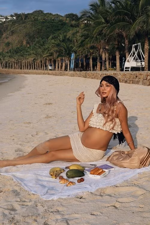 "Mỗi ngày Hen cảm nhận con lớn lên cùng Hen, tình yêu trong Hen cũng lớn lên theo từng nhịp đập, từng chuyển động nhỏ bé của con. Đây thực sự là một điều kỳ diệu, một ân sủng thiêng liêng khi được mang trong mình một sinh linh bé bỏng đang lớn lên từng ngày. Hơn bao giờ hết, Hen hiểu rằng thiên chức làm mẹ là một món quà vô giá, là sự khởi đầu của một tình yêu vĩnh cửu", nàng hậu trải lòng. Ảnh: FB H'hen Niê.