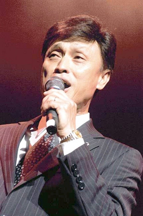 "Tôi tập nhiều môn, yoga, zumba, ít nhất mỗi ngày 1 tiếng, thôi thì vui được ngày nào hay ngày đó”, nam ca sĩ bày tỏ. Ảnh: Công An Nhân Dân Online.