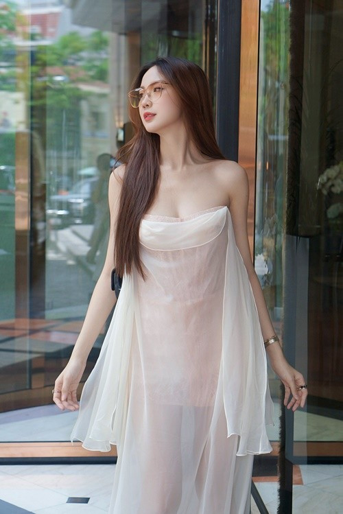 Nàng hậu quyến rũ gây mê với váy áo xuyên thấu. Ảnh: FB Bảo Ngọc.