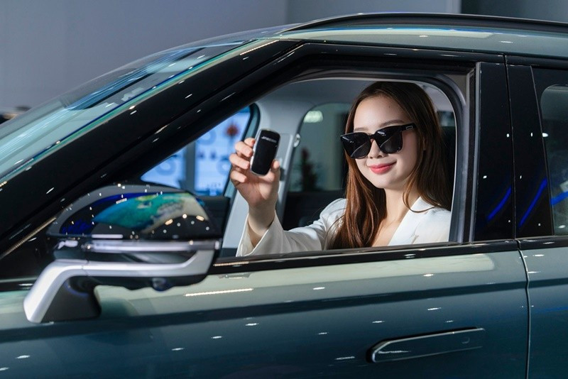 Gần đây, nàng hậu nhận bàn giao xe hơi mới. Ảnh: FB Bảo Ngọc.