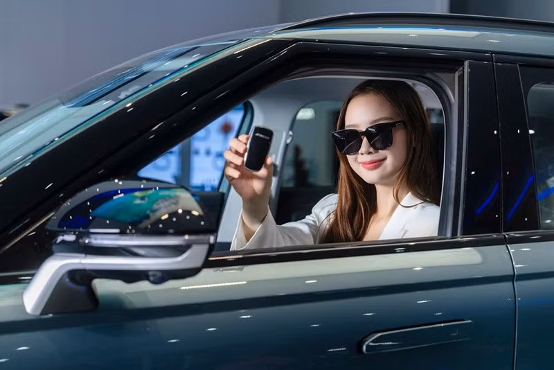 Gần đây, nàng hậu nhận bàn giao xe hơi mới. Ảnh: FB Bảo Ngọc.