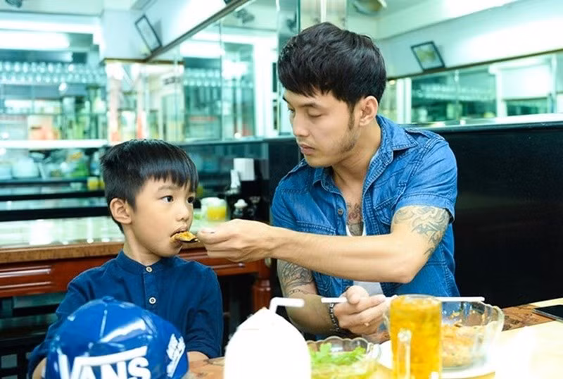 Ưng Hoàng Phúc chiều chuộng con riêng của Kim Cương. Nam ca sĩ chia sẻ, anh nhận thấy bản thân mình phải có thêm trách nhiệm, thay thế ba ruột bù đắp cho con riêng của vợ nhiều hơn. Ảnh: Znews.