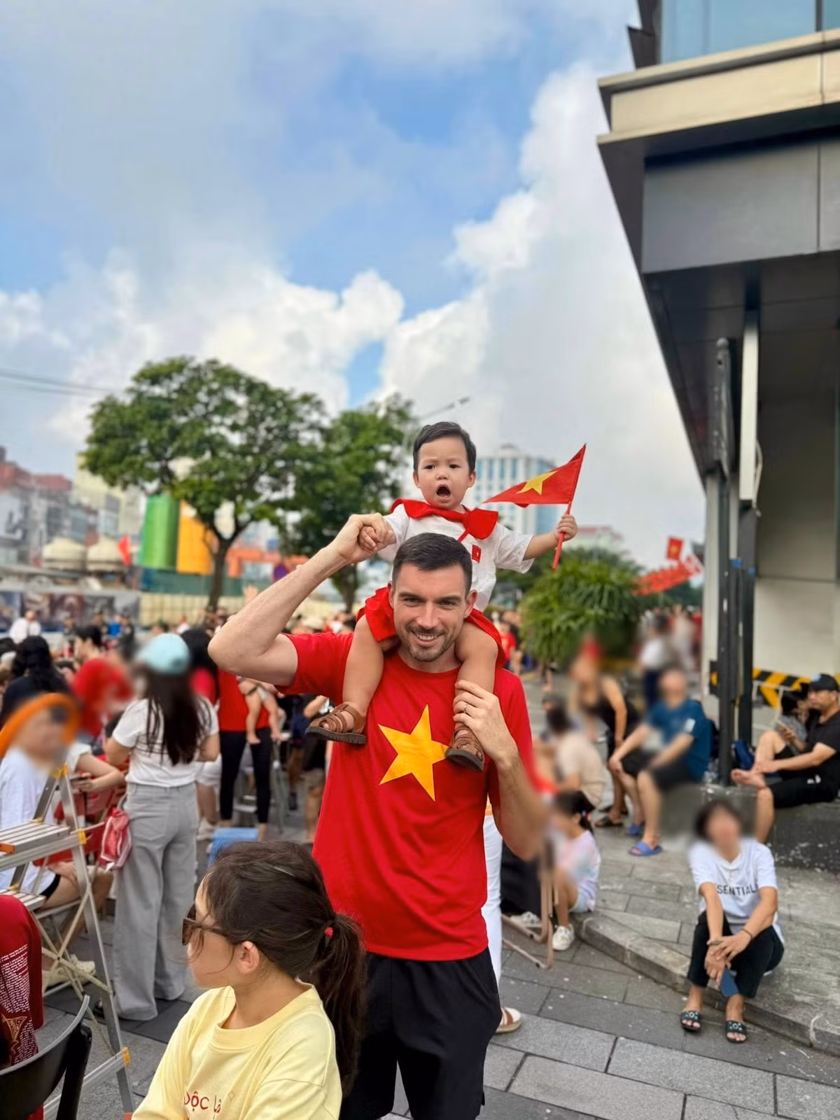 Chồng Hà Anh diện áo in cờ đỏ sao vàng, chào mừng Quốc khánh 2/9. Ảnh: FB Hà Anh.