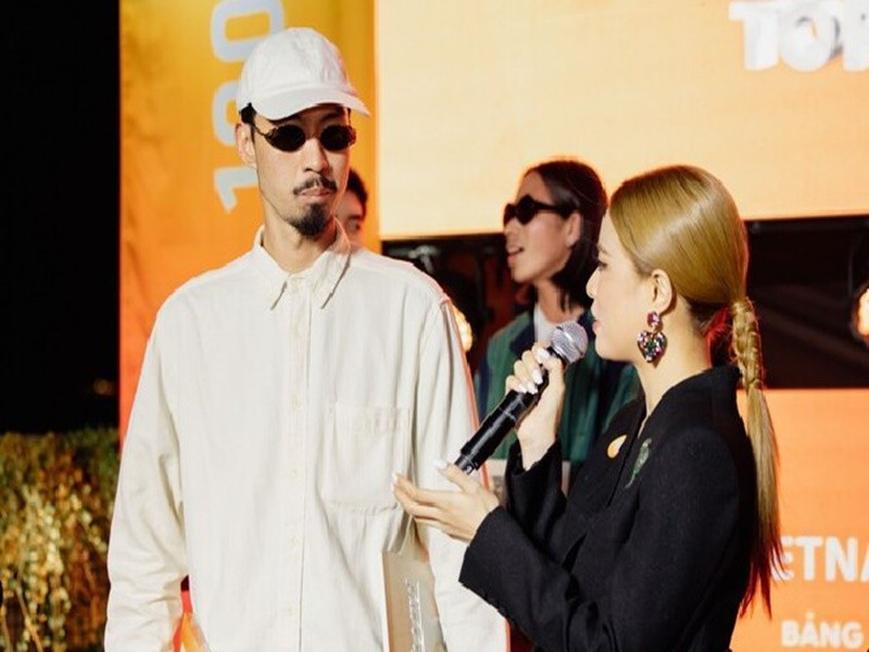 Đến 10h ngày 28/3/2024, Hoàng Thùy Linh cùng ê-kíp, Đen Vâu ra sân bay Nội Bài để về TP HCM. Từ sân bay ở TP HCM, Đen Vâu và Hoàng Thùy Linh cùng ngồi xe về chung cư của nữ ca sĩ. Ảnh: Người Đưa Tin.