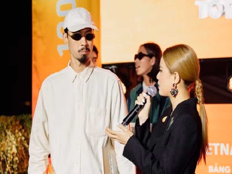 Đến 10h ngày 28/3/2024, Hoàng Thùy Linh cùng ê-kíp, Đen Vâu ra sân bay Nội Bài để về TP HCM. Từ sân bay ở TP HCM, Đen Vâu và Hoàng Thùy Linh cùng ngồi xe về chung cư của nữ ca sĩ. Ảnh: Người Đưa Tin.