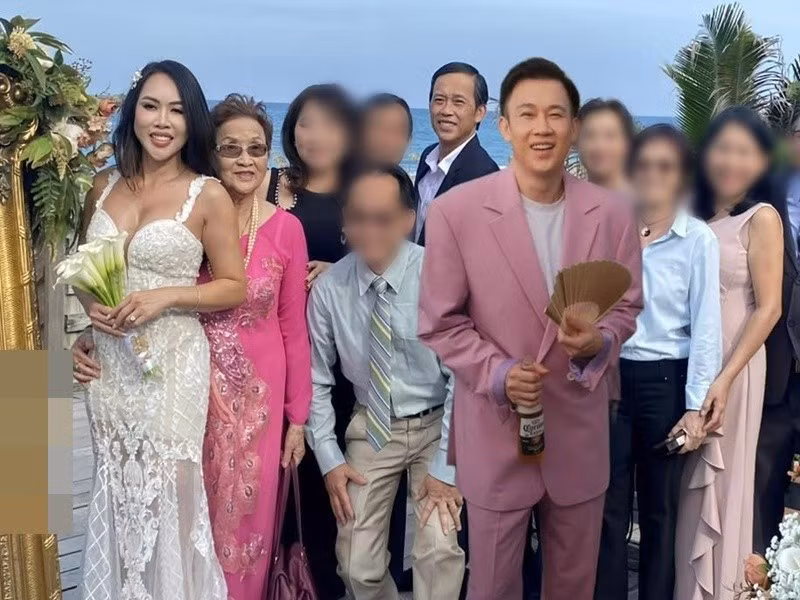 Dương Triệu Vũ và Hoài Linh sang Mỹ để dự đám cưới của ca sĩ Phương Trang. Dương Triệu Vũ là em trai Phương Trang còn Hoài Linh là anh trai nữ ca sĩ. Ảnh: FB Dương Triệu Vũ.