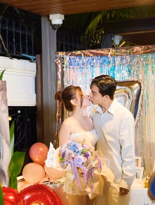 Kin Nguyễn nhắn nhủ Thu Thủy: "Chặng đường 7 năm không quá ngắn cũng không quá dài nhưng cũng không dễ dàng để 2 đứa cùng nắm tay nhau bước qua những thăng trầm trong cuộc đời này, cảm ơn bà xã đã luôn cố gắng và chịu đựng cùng. 2 đứa mình cứ thế thêm chục lần 7 năm nữa nhé. Yêu bà xã". Ảnh: FB Thu Thủy.