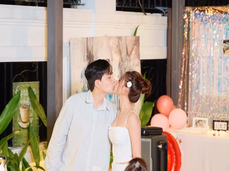 Vợ chồng nữ ca sĩ liên tục khóa môi. Ảnh: FB Thu Thủy.
