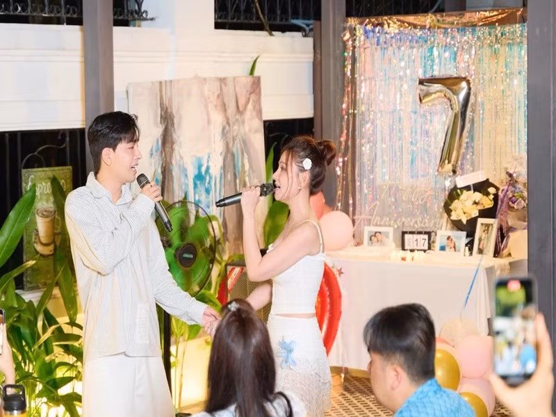 Trong tiệc mừng ngày cưới, Thu Thủy và Kin Nguyễn song ca, dành cho nhau nhiều cử chỉ tình tứ. Ảnh: FB Thu Thủy.