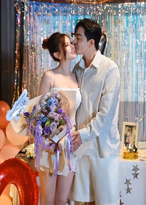 Thu Thủy dành lời ngọt ngào cho chồng: "7 năm qua chúng ta bên nhau, đã cùng nắm tay nhau trải qua rất nhiều chuyện hạnh phúc vui buồn có, khó khăn, thử thách và cả thị phi cũng có. Chúng ta đã vì nhau, bao dung, chia sẻ và hy sinh cho nhau. Bà xã cảm ơn ông xã nhiều lắm vì đã cùng nhau và vì nhau mãi mãi ông xã yêu nhé.Yêu ông xã nhiều". Ảnh: FB Thu Thủy.