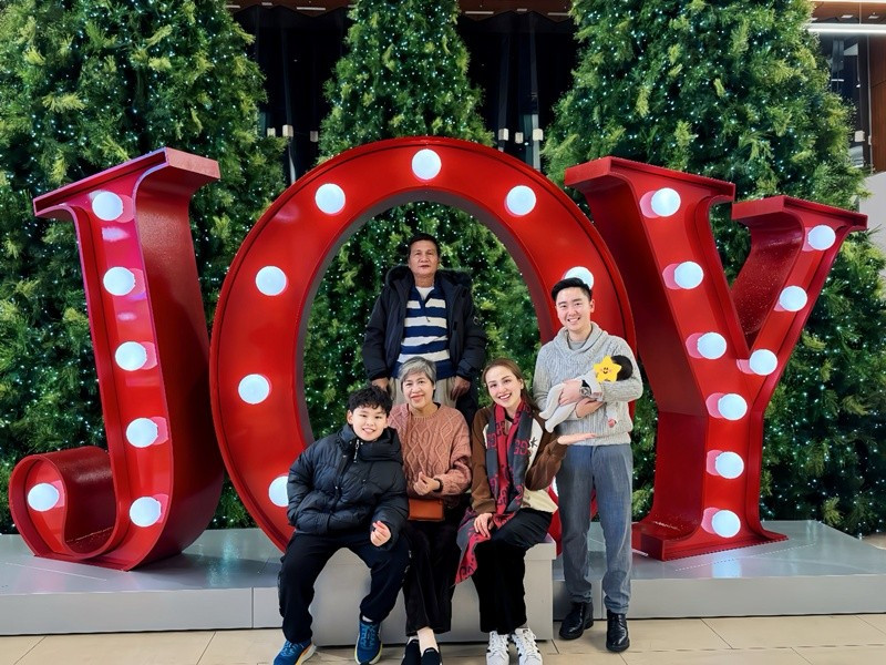 Vợ chồng Diễm Hương được bố mẹ hỗ trợ chăm sóc con trai nhỏ. Nàng hậu khoe mẹ ruột chuẩn bị kỹ lưỡng cho tiệc đầy tháng bé Ong.