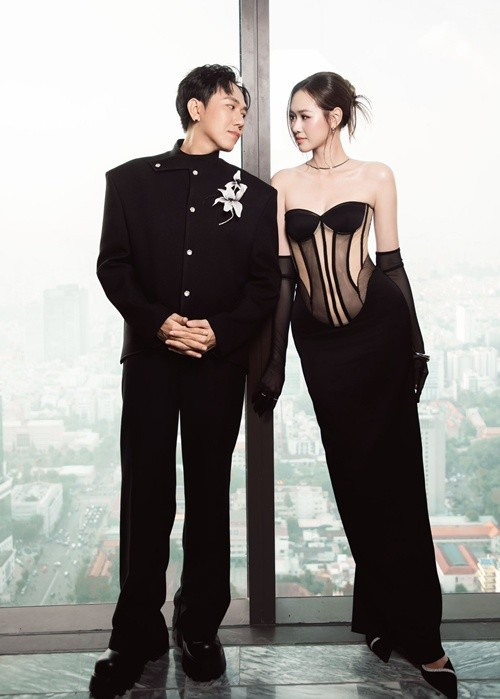 Ở mỗi bối cảnh, cả hai vẫn giữ thói quen nắm tay, tựa vai hoặc trao nhau ánh nhìn đầy yêu thương.