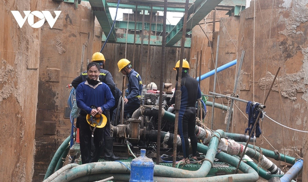 Anh Trường và nhóm thợ lặn kết thúc ca làm việc sáng với nụ cười rạng rỡ.