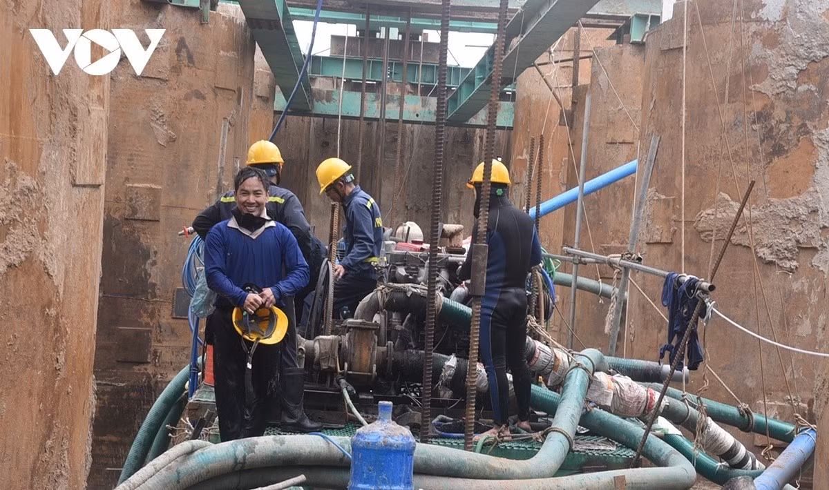 Anh Trường và nhóm thợ lặn kết thúc ca làm việc sáng với nụ cười rạng rỡ.