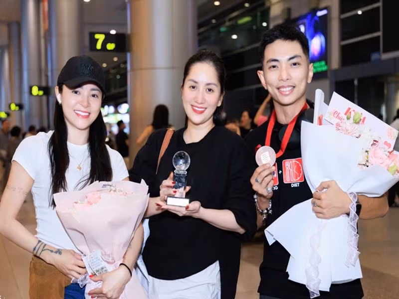 Phan Hiển và bạn nhảy Đặng Thu Hương (ngoài cùng bên trái) vừa trở về Việt Nam sau chuyến công tác dài ngày ở nước ngoài. Ảnh: FB Thu Hương.