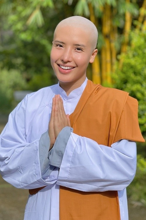 Á hậu Khánh Phương xuống tóc, xuất gia gieo duyên trong 1 tháng. Người đẹp cho biết, bố mẹ ruột không ủng hộ việc cạo đầu. "Tôi chỉ biết nói lời xin lỗi với gia đình", Khánh Phương cho hay. Ảnh: Người Đưa Tin.