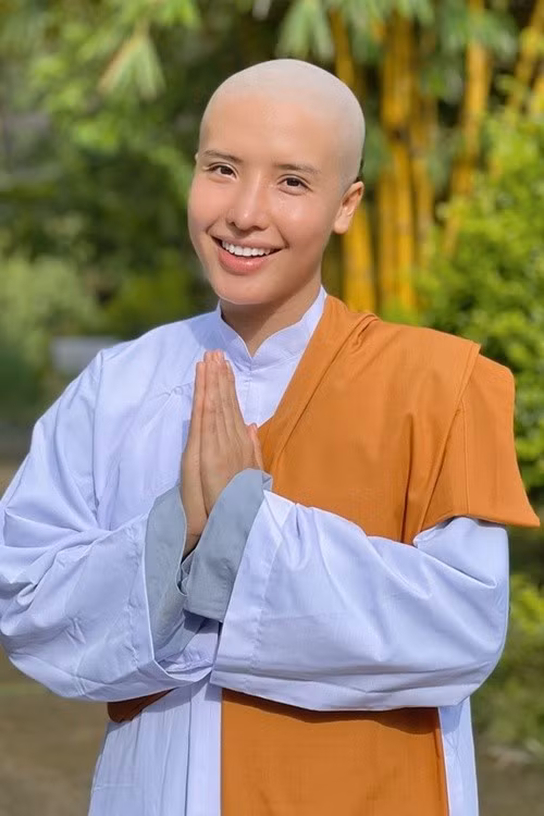 Á hậu Khánh Phương xuống tóc, xuất gia gieo duyên trong 1 tháng. Người đẹp cho biết, bố mẹ ruột không ủng hộ việc cạo đầu. "Tôi chỉ biết nói lời xin lỗi với gia đình", Khánh Phương cho hay. Ảnh: Người Đưa Tin.