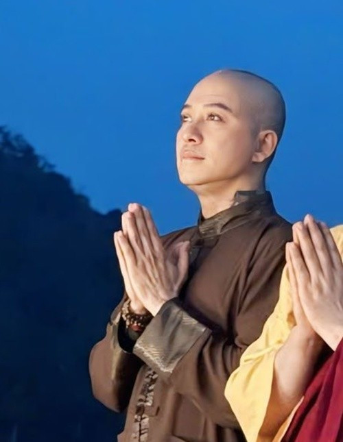 Tuấn Hưng cho biết, việc cạo đầu không phải sự hy sinh mà sự biết ơn với người đã sinh ra mình. Ảnh: FB Tuấn Hưng.