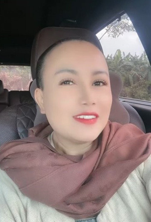 Nữ diễn viên chia sẻ trên Vietnamnet: “Điều quan trọng nhất trong việc xuống tóc, là tôi nhận được lợi lạc cho chính mình, thay đổi thân tâm…Bên cạnh đó, tôi xuống tóc như một việc muốn làm để báo hiếu cha mẹ”. Ảnh: Người Đưa Tin.