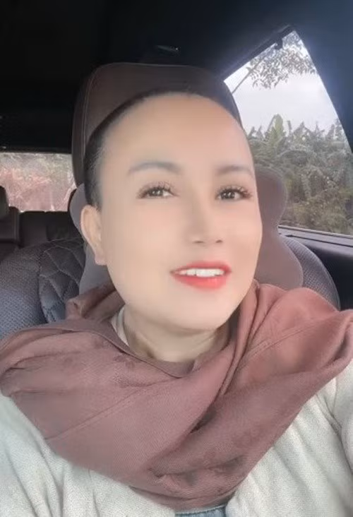 Nữ diễn viên chia sẻ trên Vietnamnet: “Điều quan trọng nhất trong việc xuống tóc, là tôi nhận được lợi lạc cho chính mình, thay đổi thân tâm…Bên cạnh đó, tôi xuống tóc như một việc muốn làm để báo hiếu cha mẹ”. Ảnh: Người Đưa Tin.