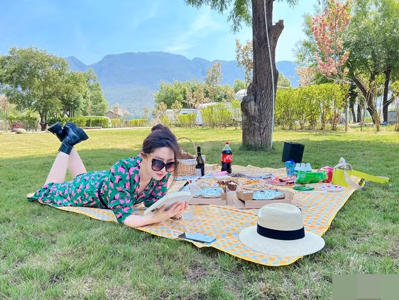 Nữ diễn viên "nghiện" đọc sách. Trên trang cá nhân, Lưu Diệc Phi từng cho biết, cô đọc sách 3 giờ mỗi ngày. "Tôi không muốn chỉ dựa vào nhan sắc để kiếm tiền. Tôi muốn mở mang tri thức của bản thân. Sách giúp tôi tìm được chính mình, thay đổi suy nghĩ và giải quyết các vấn đề trong cuộc sống", cô cho biết. Ảnh: Weibo Lưu Diệc Phi.