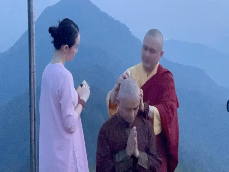 "Tóc có thể mọc lại. Nhưng tuổi mẹ thì không. Xin cho mẹ mạnh mẽ thêm mỗi ngày. Xin cho con đủ lòng an để đi tiếp vừa làm con trai hiếu nghĩa, vừa làm người đàn ông biết sống thật", Tuấn Hưng bày tỏ. Ảnh: FB Tuấn Hưng.