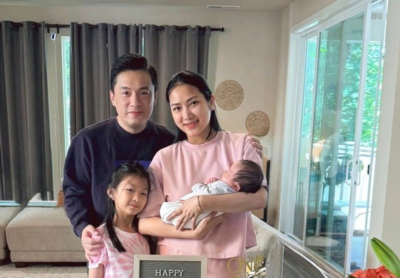 Lam Trường còn nhắn nhủ bạn đời: "Happy birthday bé vợ nha. Chúc em luôn xinh đẹp, tươi vui và hạnh phúc. Giờ có 2 thêm cục cưng nữa nhưng anh vẫn cưng em nhất nha". Ảnh: FB Yến Phương.