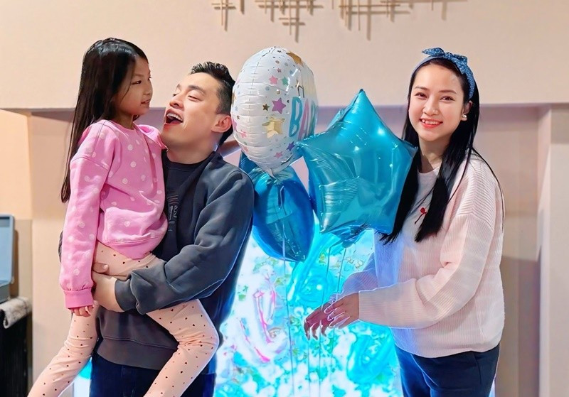 Lam Trường luôn chiều chuộng Yến Phương. Dịp sinh nhật, nam ca sĩ tặng vợ túi hiệu. Ảnh: FB Lam Trường.