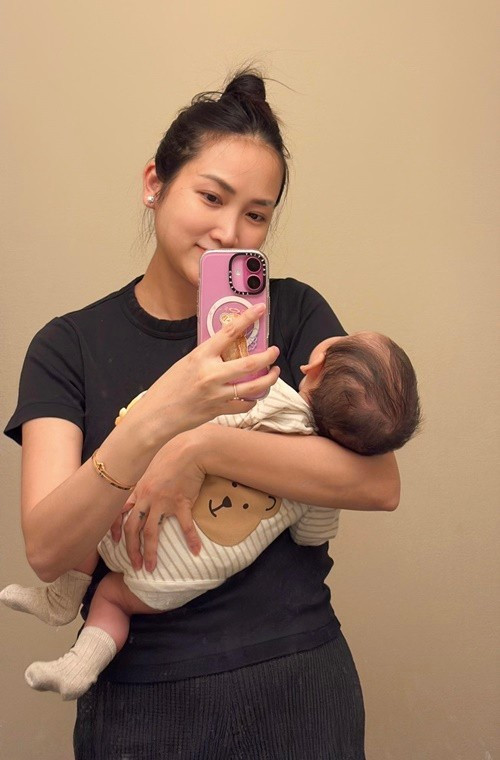 Yến Phương cho biết, quý tử có nhiều biểu cảm khiến cô thương nhớ. Ảnh: FB Yến Phương.