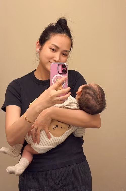 Yến Phương cho biết, quý tử có nhiều biểu cảm khiến cô thương nhớ. Ảnh: FB Yến Phương.