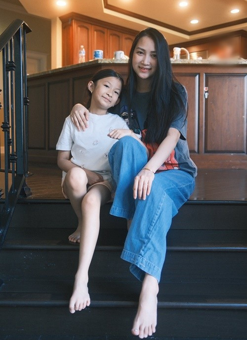 "Hoa dại ven đường thôi nhưng nếu được hái bằng tình yêu và nâng niu thì ở vị trí hay hoàn cảnh nào đều là hoa đẹp. Cảm ơn con gái yêu luôn hái hoa tặng mẹ!", Yến Phương chia sẻ. Ảnh: FB Yến Phương.