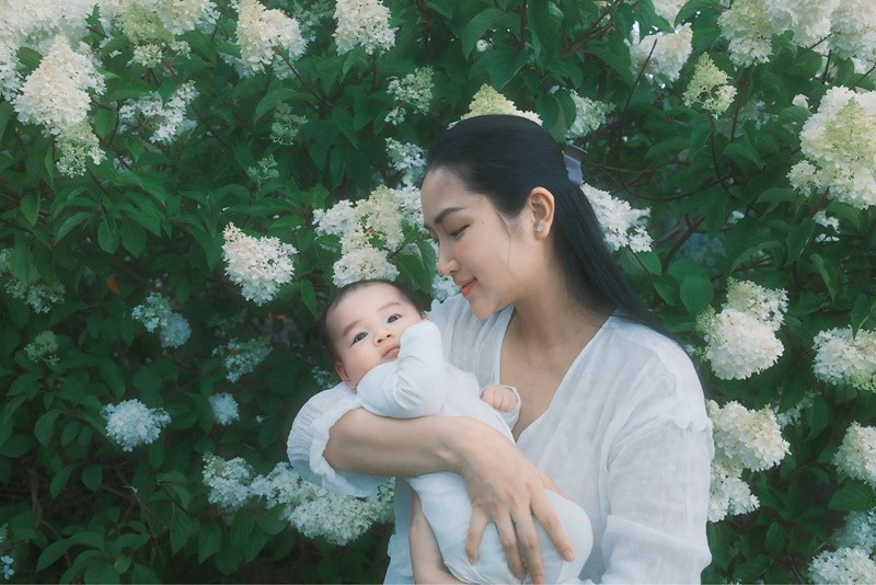 Yến Phương - vợ Lam Trường sinh con trai thứ hai Liam Lâm Minh Tiêu vào tháng 5/2025. Ảnh: FB Yến Phương.