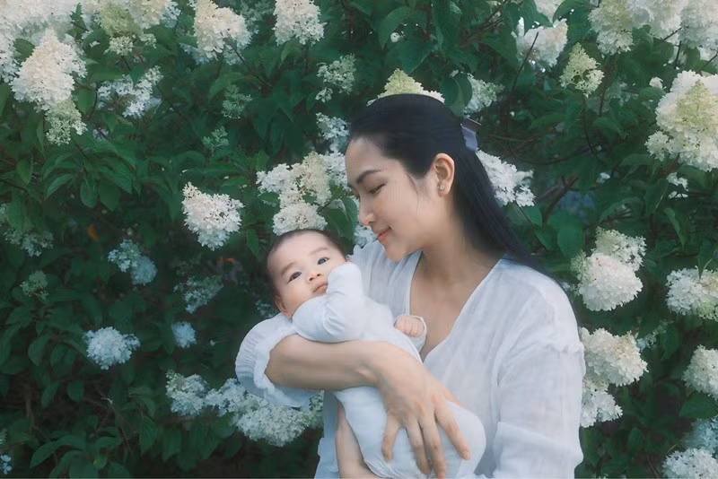 Yến Phương - vợ Lam Trường sinh con trai thứ hai Liam Lâm Minh Tiêu vào tháng 5/2025. Ảnh: FB Yến Phương.