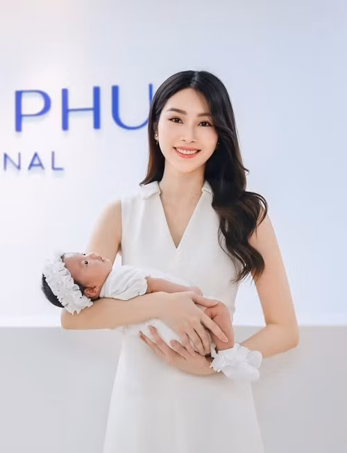 Con gái thứ ba của Thu Thảo chào đời vào tháng 8/2024. Đến tháng 10/2024, nàng hậu mới xác nhận chuyện sinh nở. Ảnh: FB Thu Thảo.
