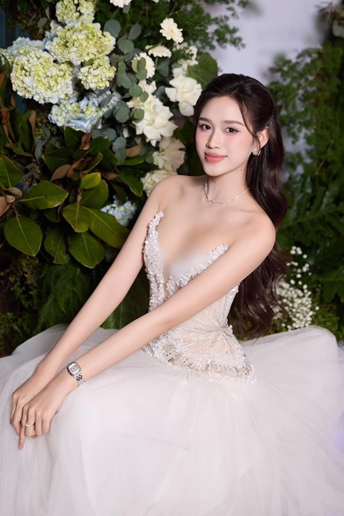 Nàng hậu đắt show sự kiện, quảng cáo, làm người mẫu. Ngoài ra, Đỗ Thị Hà còn lấn sân kinh doanh. Chia sẻ trên Vietnamnet, người đẹp cho biết, cô muốn trở thành phú bà của chính cuộc đời mình. Ảnh: FB Đỗ Thị Hà.