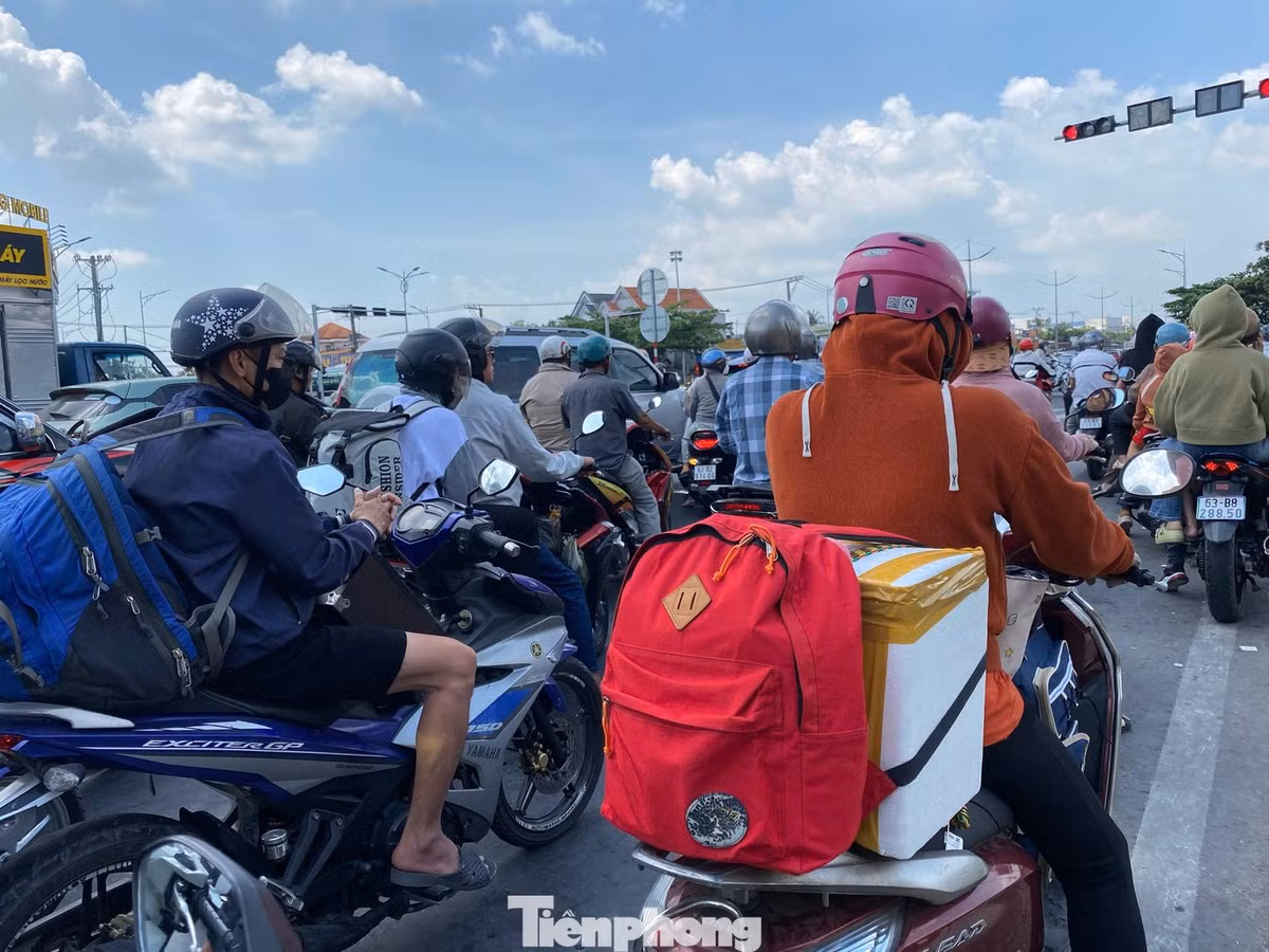 Người dân lỉnh kỉnh đồ đạc ùn ùn trở lại TPHCM.