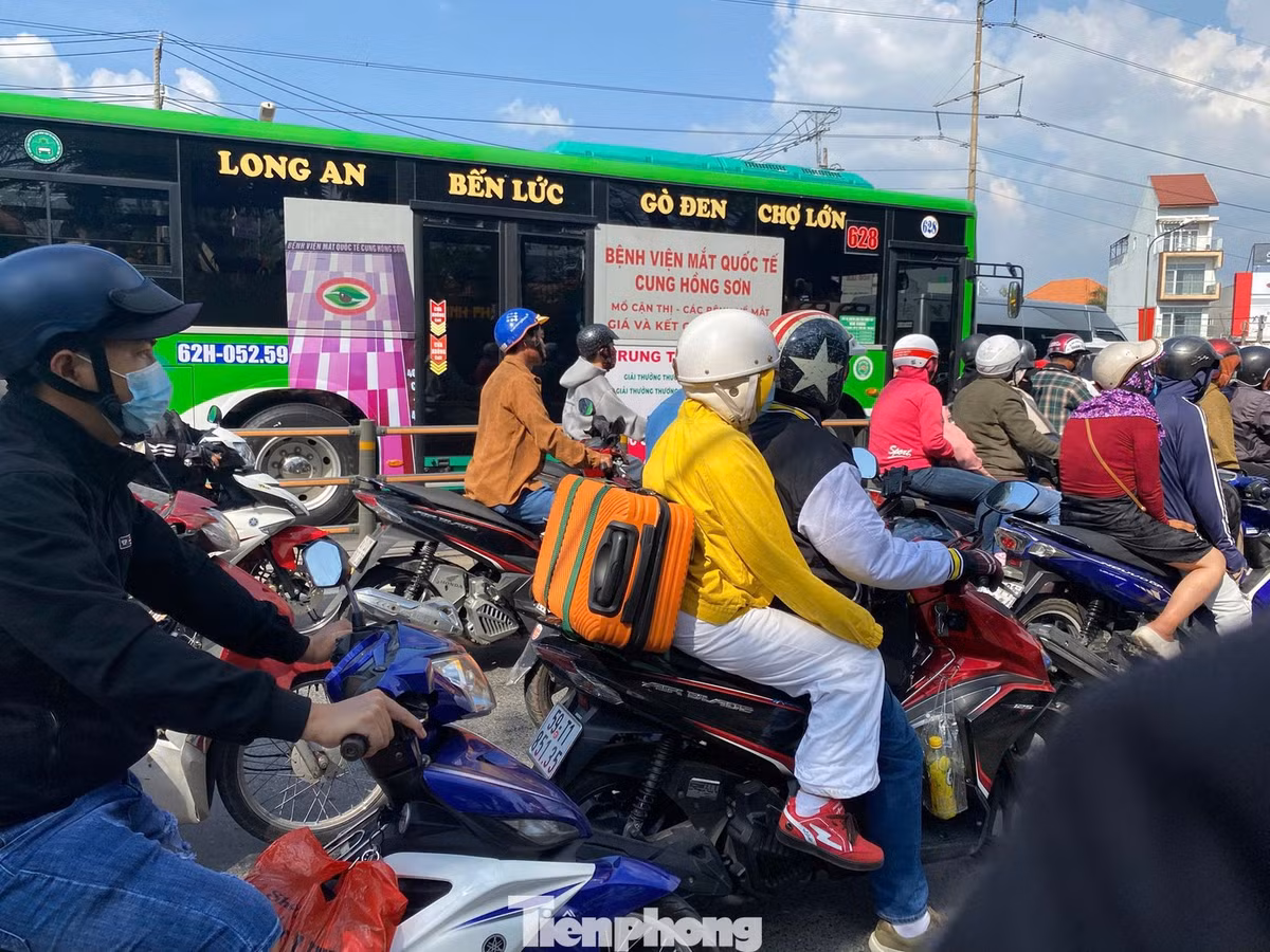 Tình trạng đông đúc xuất hiện xuyên suốt tuyến quốc lộ 1 từ Đồng Tháp, Tây Ninh về TPHCM, nhiều phương tiện “chật cứng” khi tiến gần TPHCM.