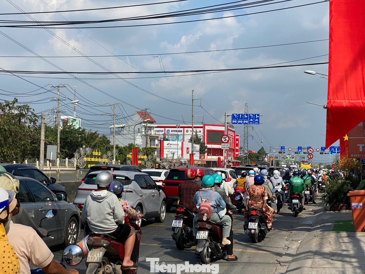 Trên địa bàn tỉnh Tây Ninh, đoạn quốc lộ 1 qua cầu Bến Lức đông đúc phương tiện. Dòng xe di chuyển chậm đến nút giao quốc lộ 1 - đường ĐT.830 (xã Bến Lức, Tây Ninh).