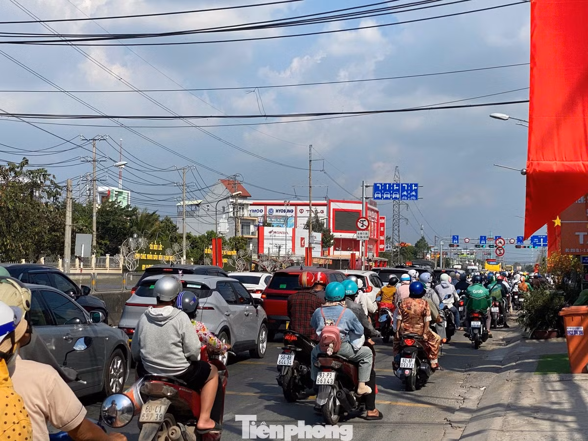 Trên địa bàn tỉnh Tây Ninh, đoạn quốc lộ 1 qua cầu Bến Lức đông đúc phương tiện. Dòng xe di chuyển chậm đến nút giao quốc lộ 1 - đường ĐT.830 (xã Bến Lức, Tây Ninh).
