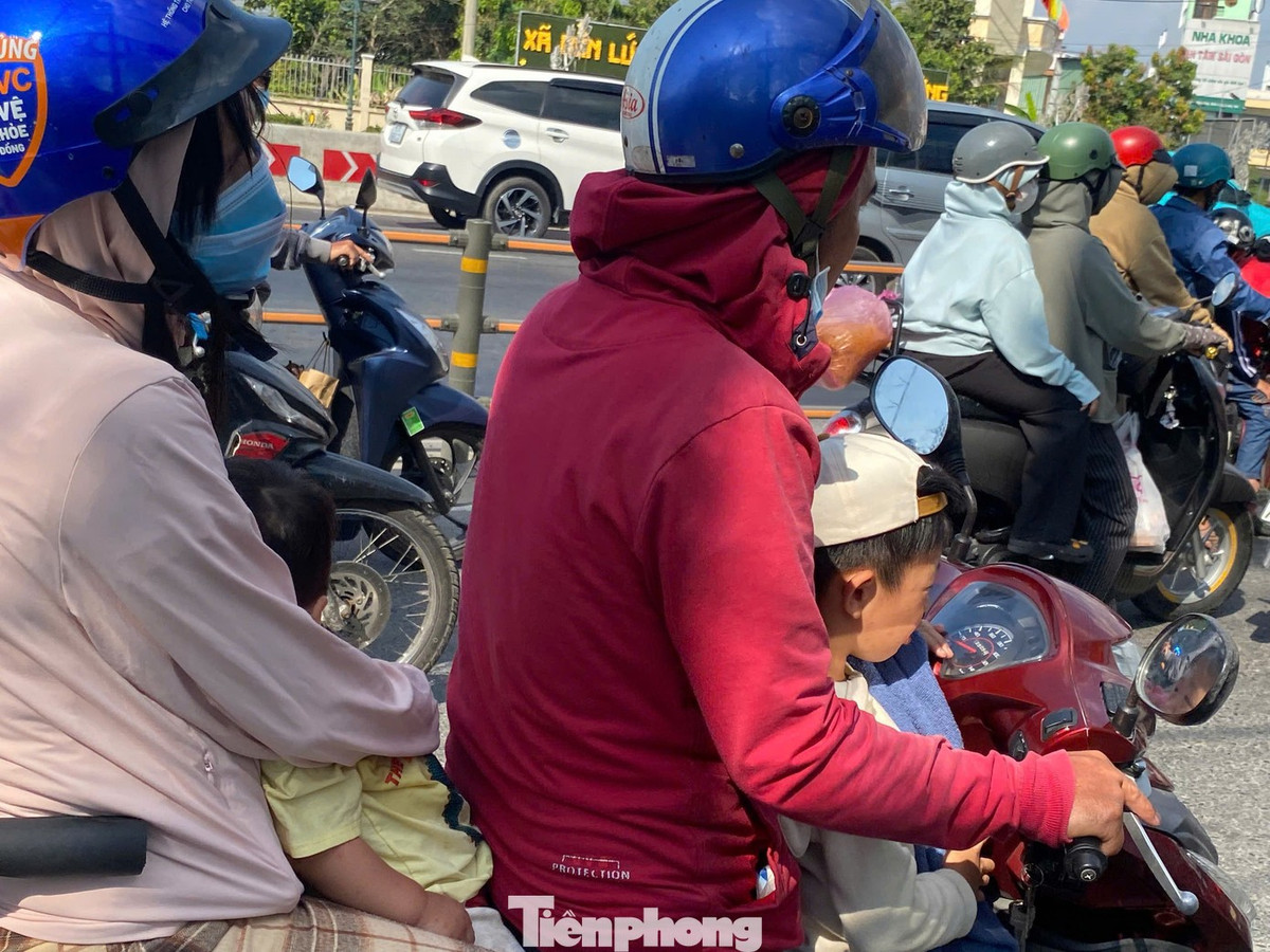 Nhiều trẻ theo chân ba mẹ trở lại TPHCM.