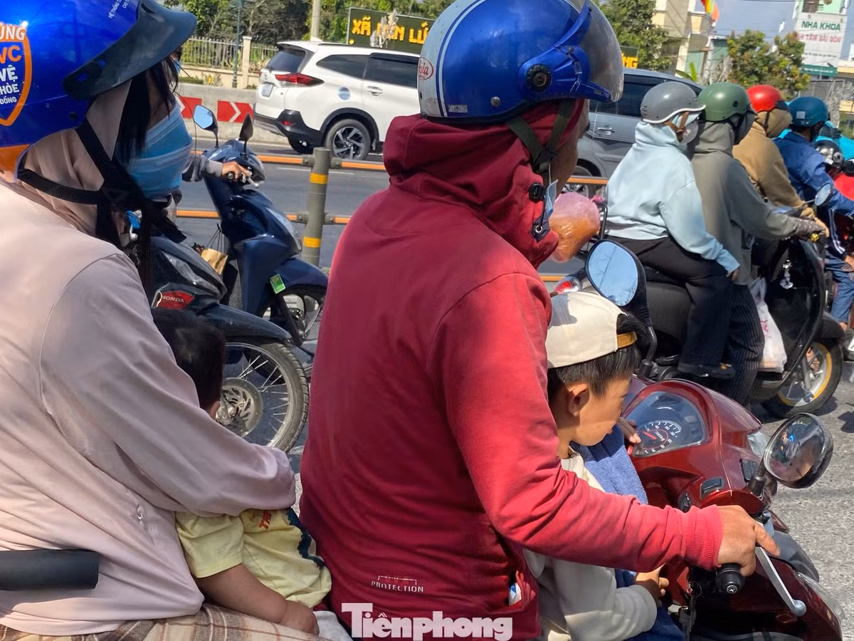 Nhiều trẻ theo chân ba mẹ trở lại TPHCM.