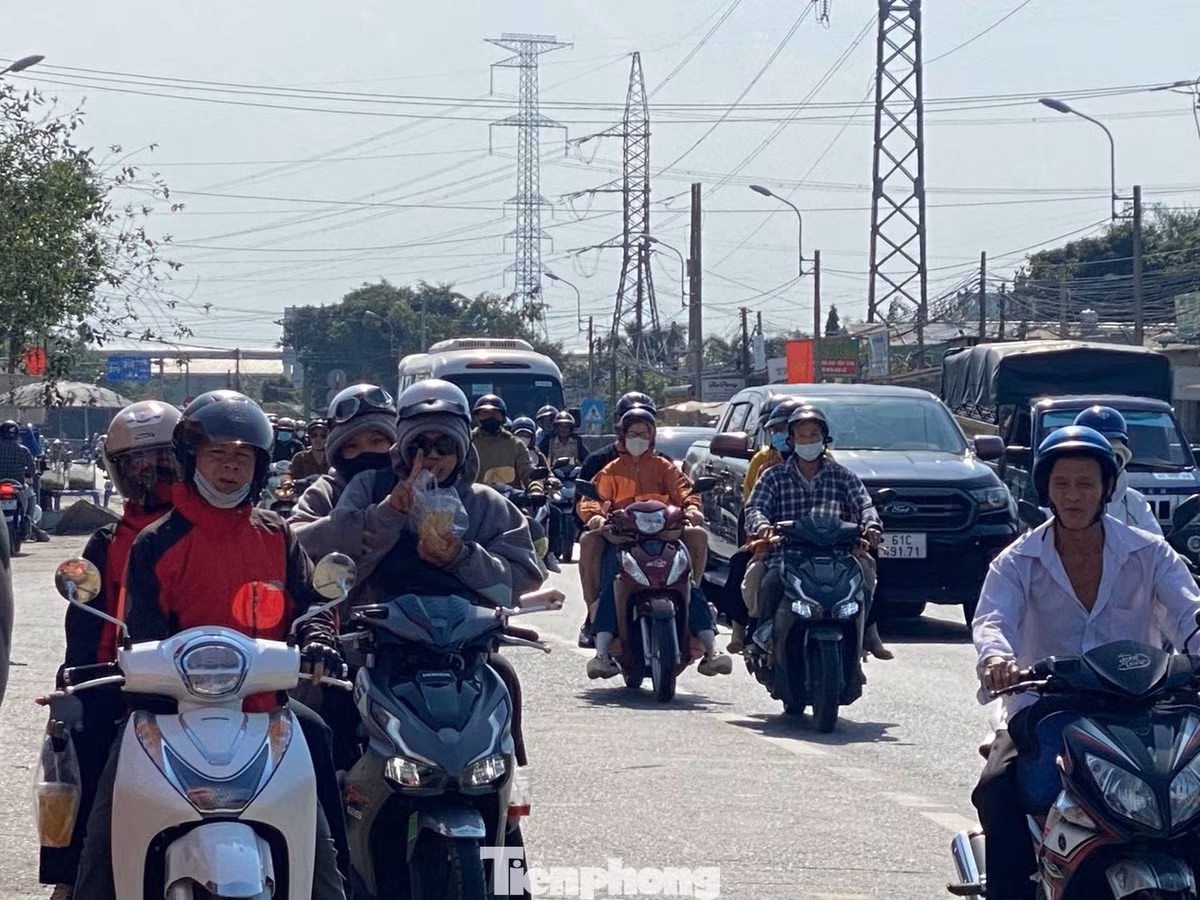 Người dân đội nắng quay trở lại TPHCM trong chiều mùng 4 Tết.