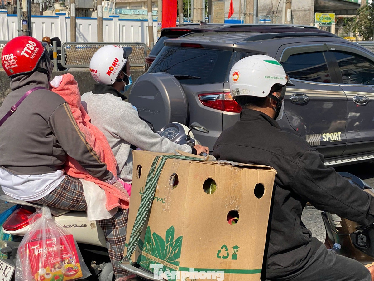 Chị Lê Ngọc Mai Phương (tỉnh Đồng Tháp) cho biết: “Đồ đạc lỉnh kỉnh sau xe, ai nấy đều chật vật với dòng xe đông đúc. Xe máy và ôtô chen chúc, di chuyển rất chậm”.